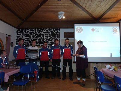 Übergabe der Urkunden zur bestandenen Bergwachtprüfung.