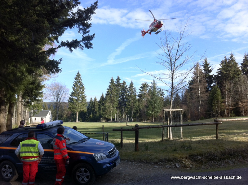 Zur Übergabe des verletzten Mannes aus Katzhütte vom Krankenwagen an den Rettungshubschrauber Christoph 60 musste erst ein geeigneter Landeplatz gefunden werden.