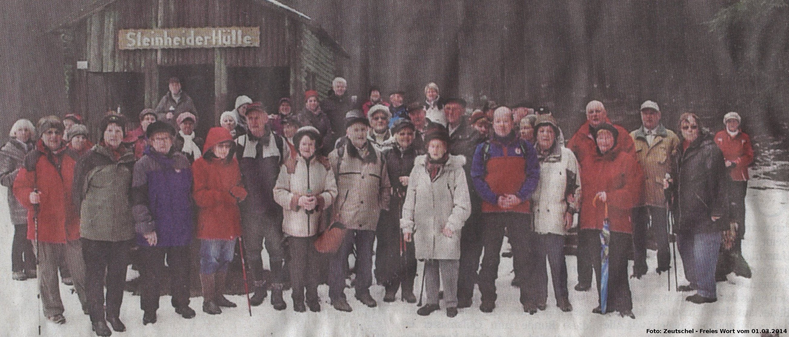 Brotzeit an der Steinheider Hütte: Die Sonneberger Seniorenwanderer sind auf ihrer Jahresauftaktwanderung munter durch den Schnee marschiert.