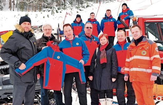 Einsatzbekleidung im Wert von 18 000 Euro erhielten am Freitag die derzeit 16 Mitglieder der Bergwachtbereitschaft Scheibe-Alsbach aus den Händen mehrerer Sponsoren. Foto: camera900.de 
