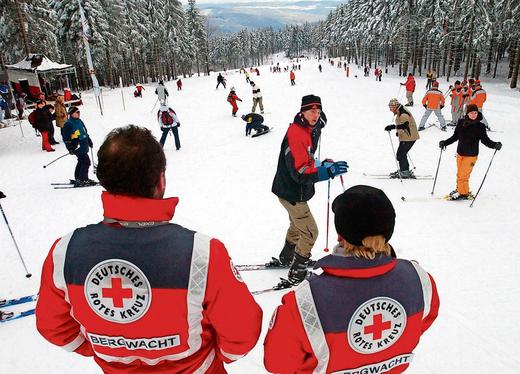 Freizeitvergnügen für die einen, geopferte Freizeit für die anderen. Ohne die Bergwacht läuft in der Skiarena Silbersattel kein Wintersport. Foto: camera900