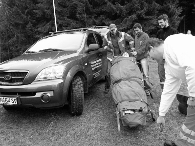 Die Kameraden begutachten das Fahrzeug.