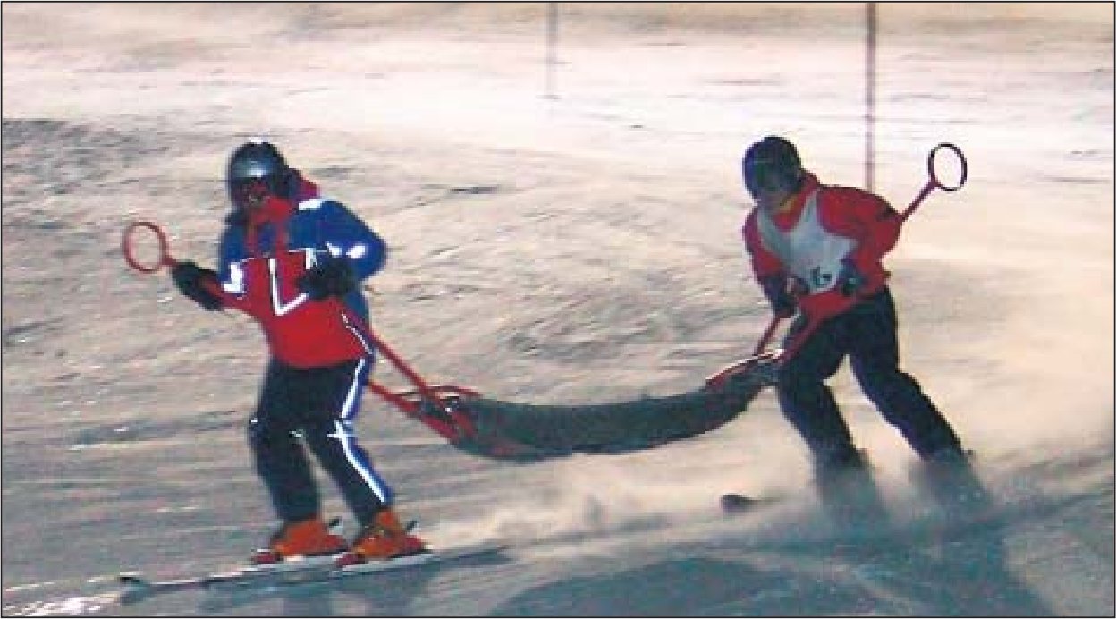 Zum Abschluss wurden noch Zweier-Teams gebildet, die mit dem Rettungsschlitten bergab kurvten. Foto: Fritzsche