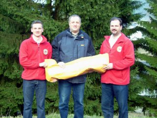 Uwe Hammerschmidt (M.) bei der Übergabe an BL Konni Lutter (R.) und st.BL Ralph Winzer