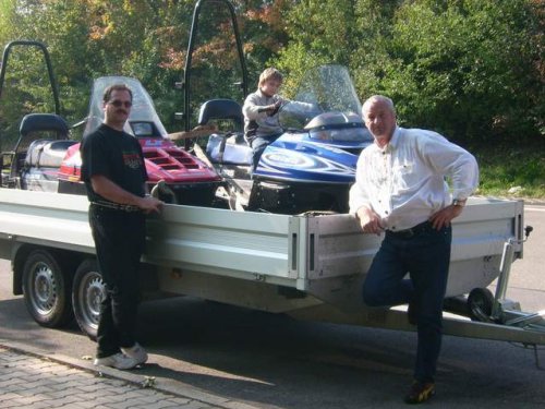 Manfred und Konni mit Bergwichtel Paul beim Abholen der Schlitten