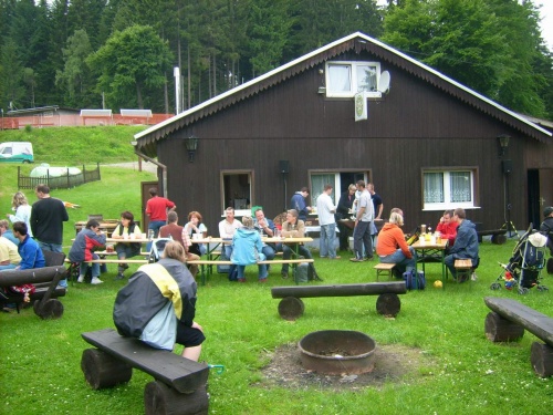 Auf dem Platz vor der Hütte versammelte sich Jung und Alt