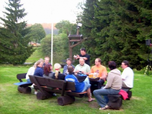 Eine Gruppe zum Sommerfest vor der Hütte