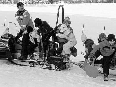 Konni Lutter von der Scheibe-Alsbacher Bergwacht bescherte den Steinheider Hortkindern ein rasantes Erlebnis. Huckepack auf dem Motorschlitten tourten die Grundschüler durchs verschneite Gelände.
