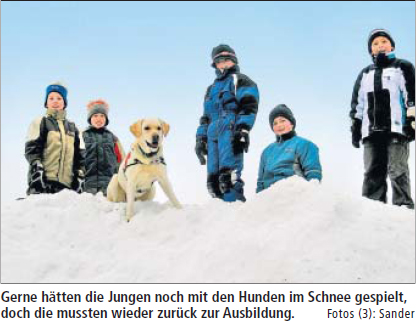 Gerne hätten die Jungen noch mit den Hunden im Schnee gespielt, doch die mussten wieder zurück zur Ausbildung.