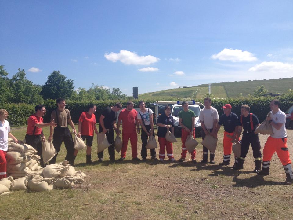 Sandsäcke werden transportiert...