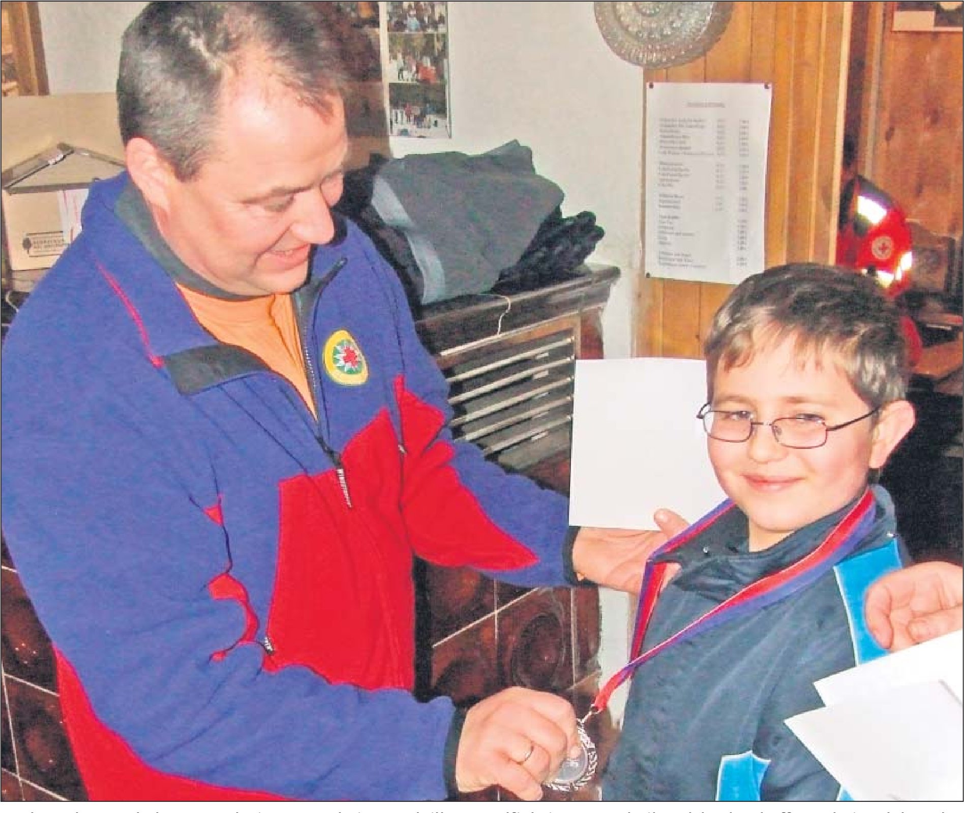 Auch Paul Lutter bekam von Florian Meusel eine Medaille. Der Elfjährige  aus Scheibe-Alsbach schaffte es beim Slalom den Wettkampfhang hinab in seiner Altersklasse auf den zweiten Platz. Foto: Beer