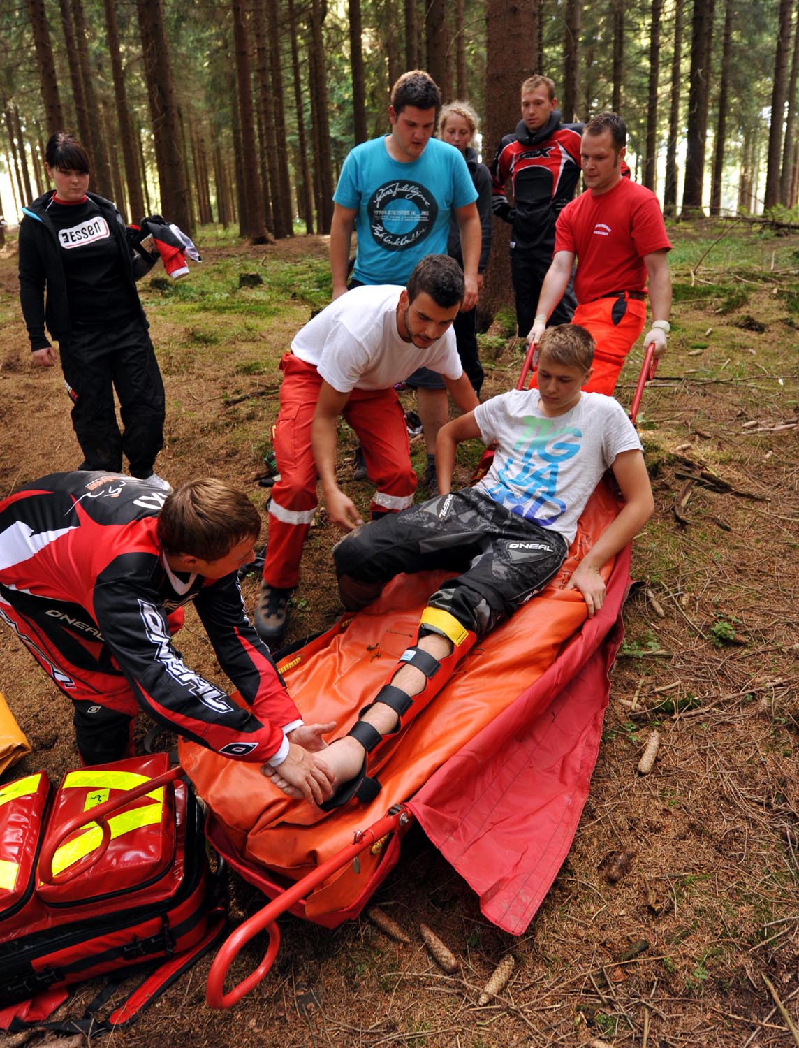 Bestens versorgt: Die Bergwacht Scheibe-Alsbach kümmerte sich in Windeseile um die Verletzten. Bestens versorgt: Die Bergwacht Scheibe-Alsbach kümmerte sich in Windeseile um die Verletzten.